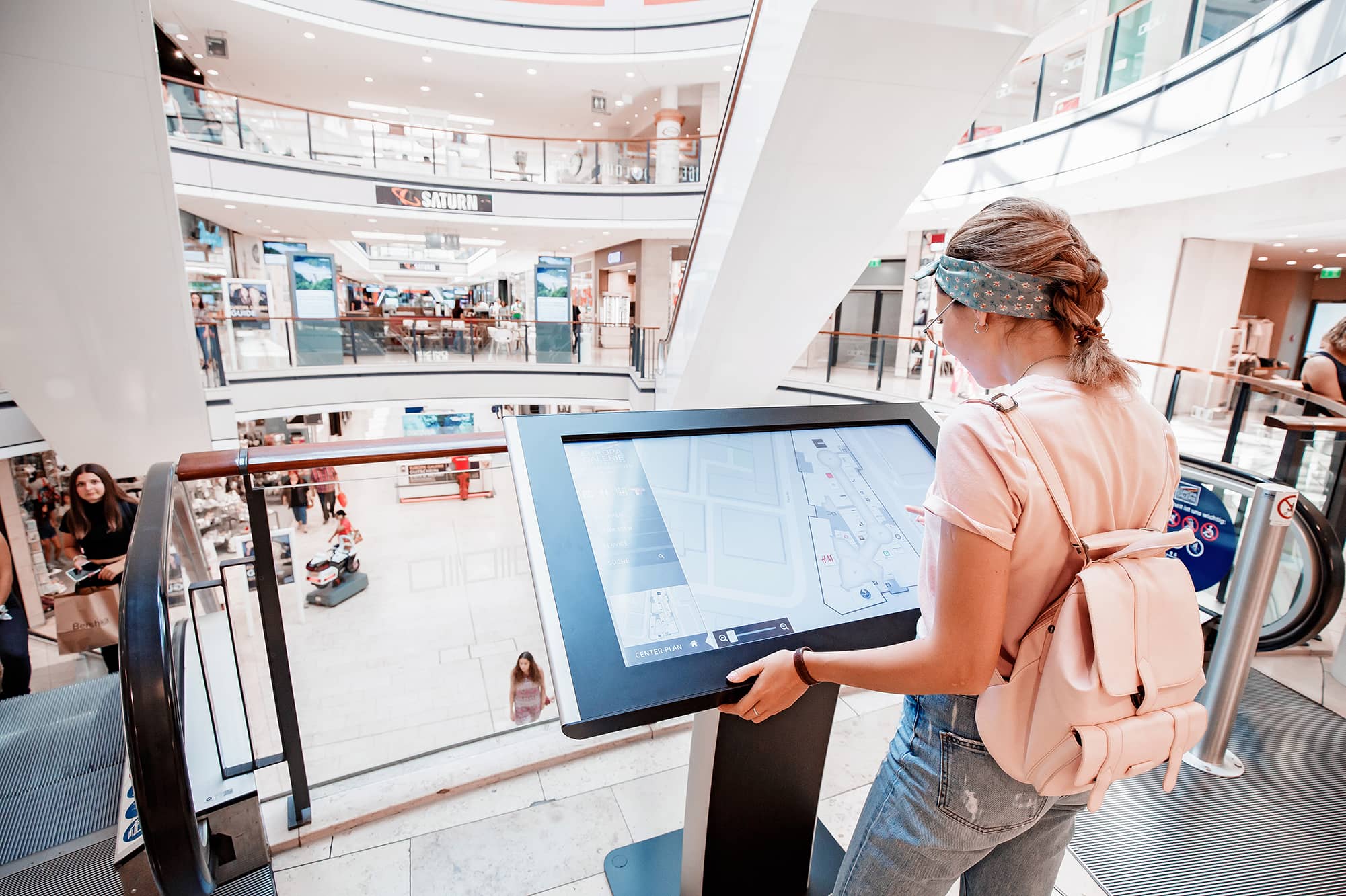 Frau in Geschäft an Touch-Table von commalive