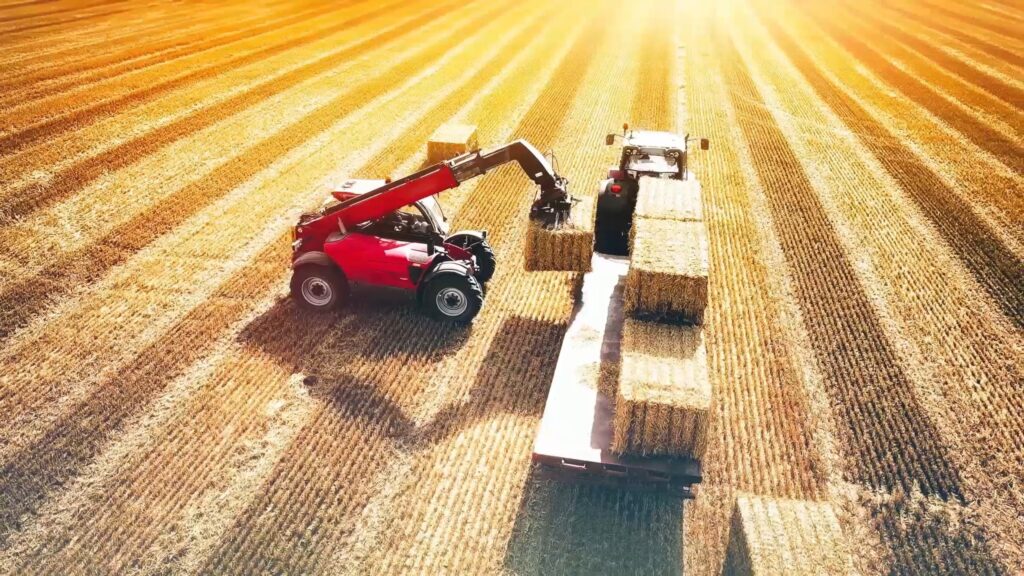 Screenshot aus dem Imagefilm von Argo Hytos zeigt Traktor und Heustapler bei der Ernte auf dem Feld