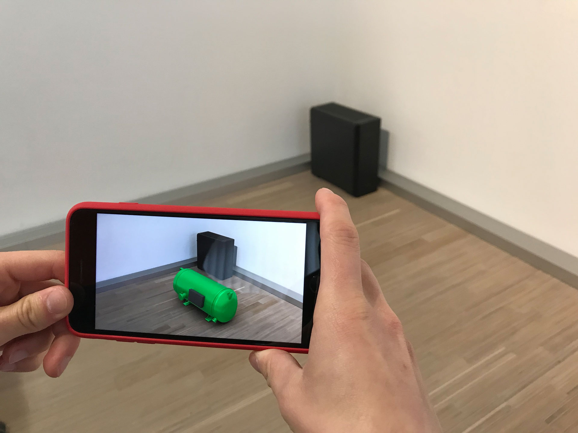Smartphone mit Augmented Reality Anwendung mit 3D Produkt im Raum
