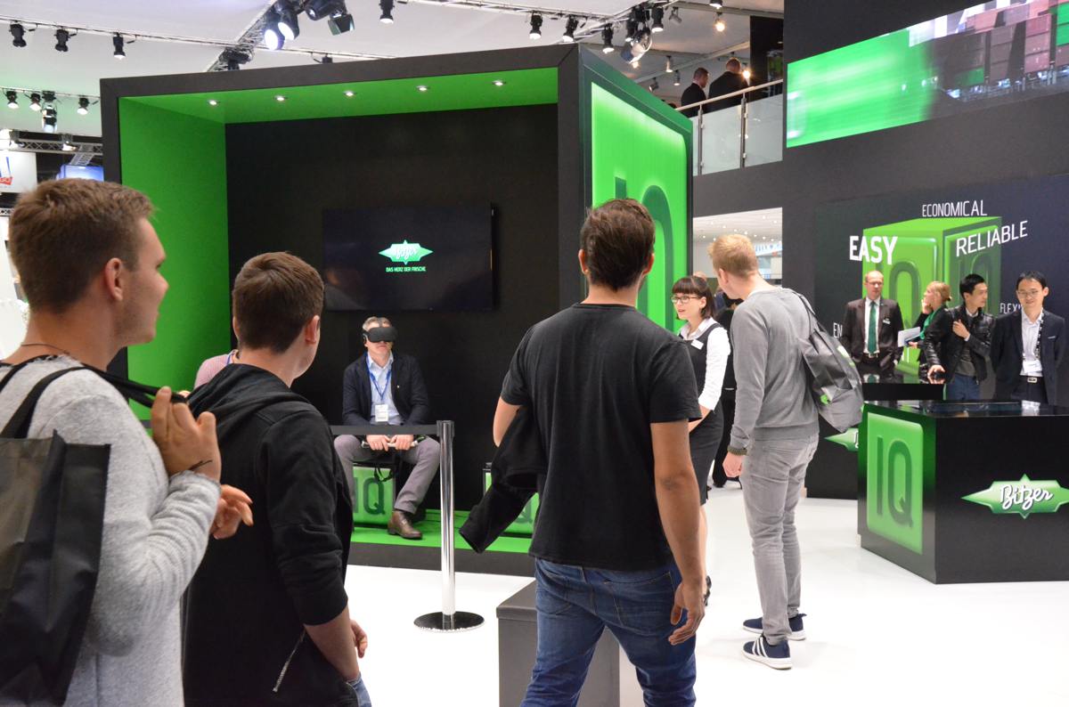 Messestand von Bitzer mit VR Raum und Warteschlange