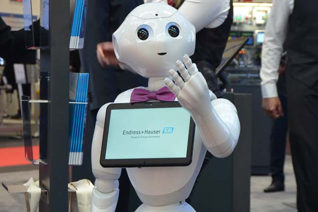 Digitaler-Concierge Roboter auf dem Messestand von Endress+Hauser