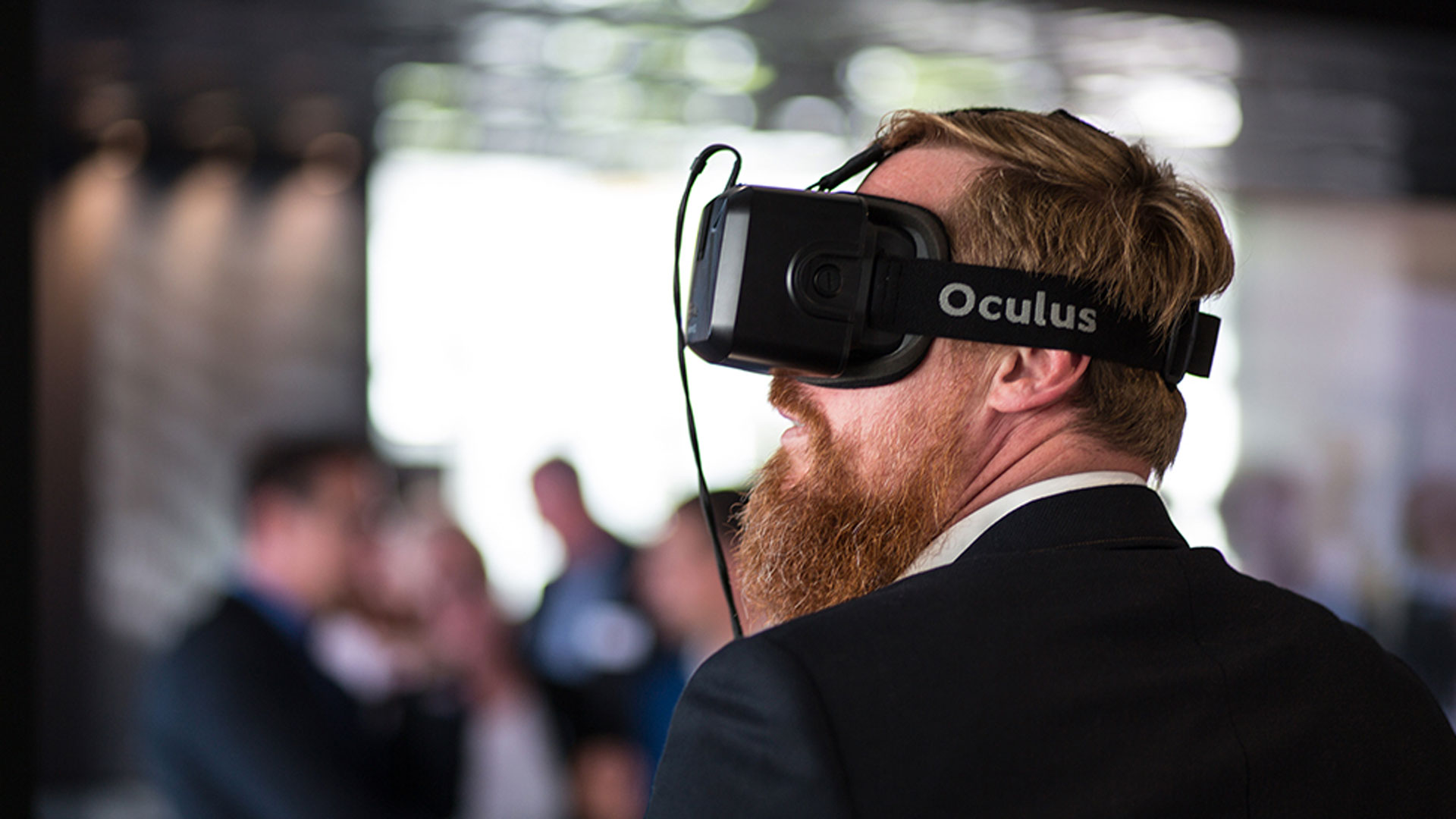 Person mit VR Brille von Oculus