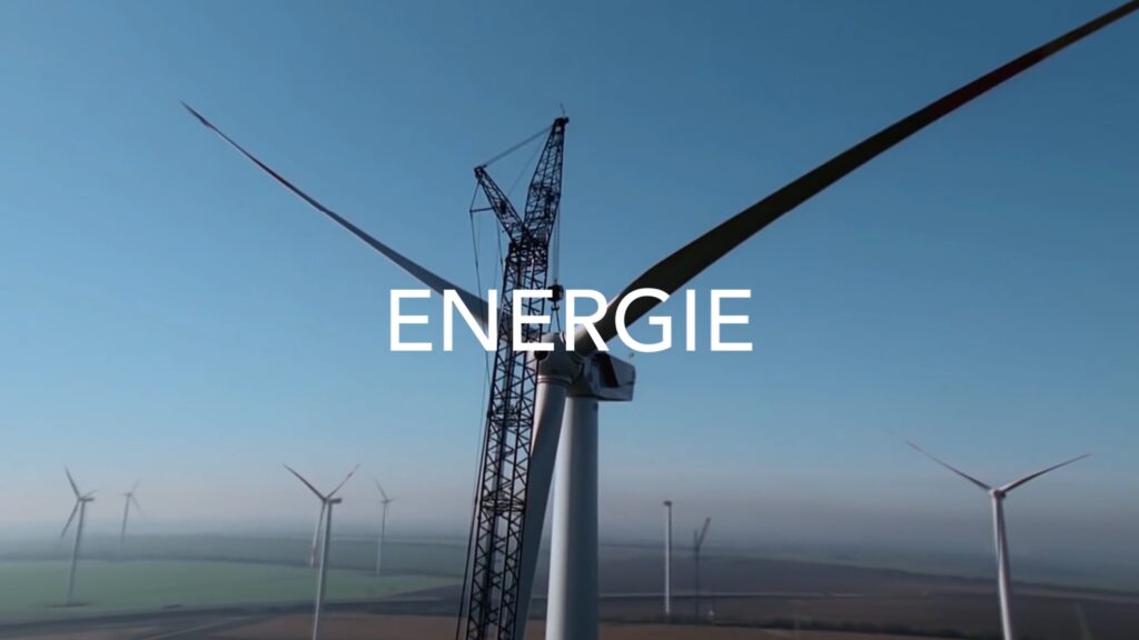 Screenshot aus dem Corporate Video von Liebherr mit dem Schriftzug Energie vor einer Windkraftanlage