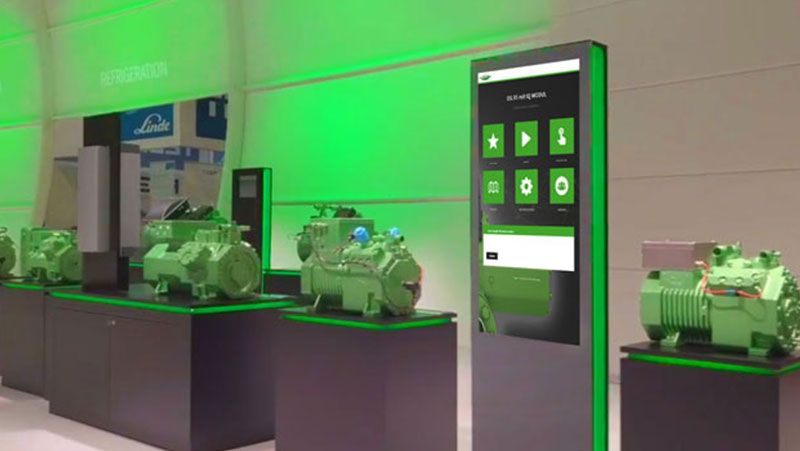 Touch Stele mit Produktkatalog von commalive auf dem Messestand von Bitzer