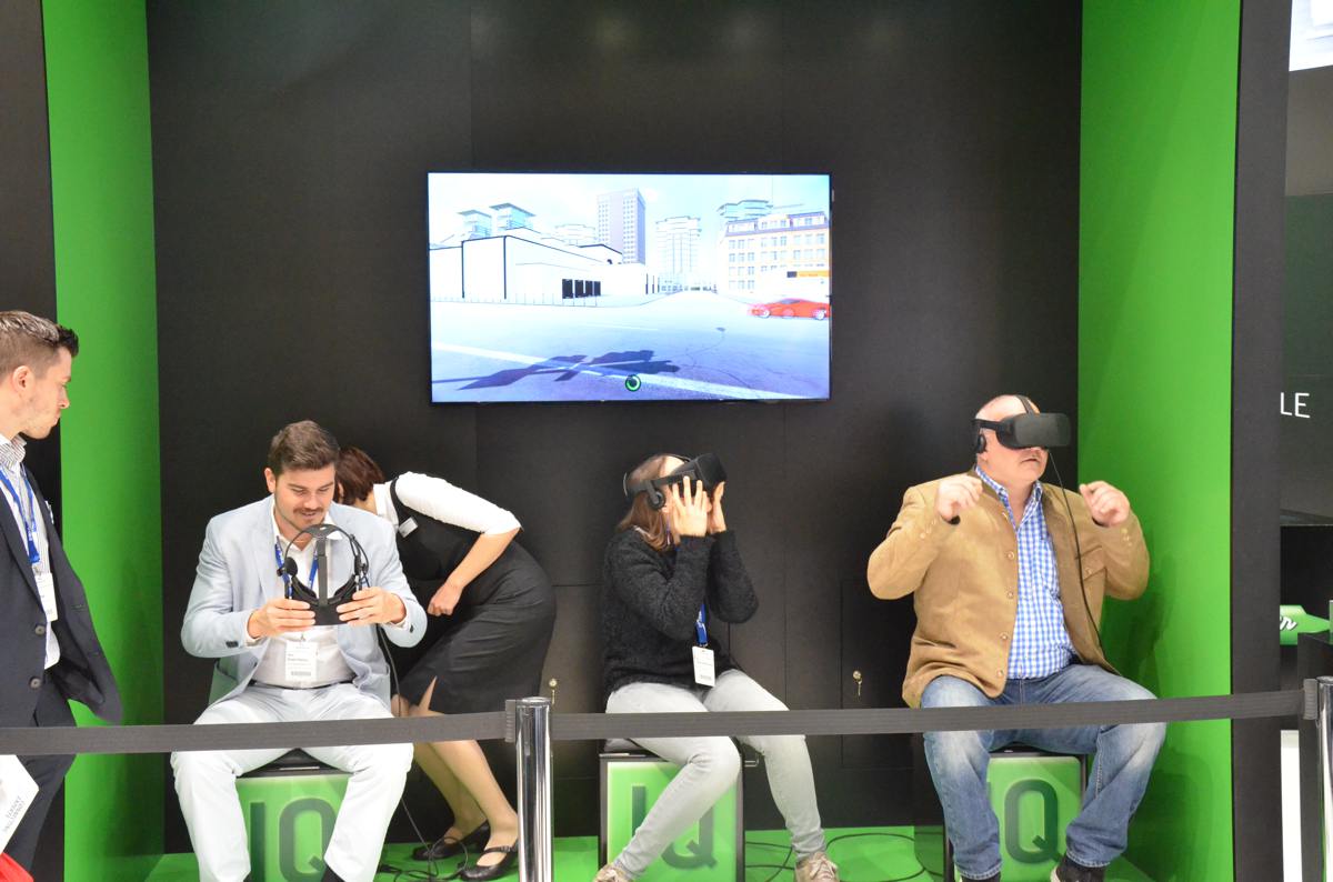 VR Raum mit 3 Benutzern auf dem Messestand von Bitzer