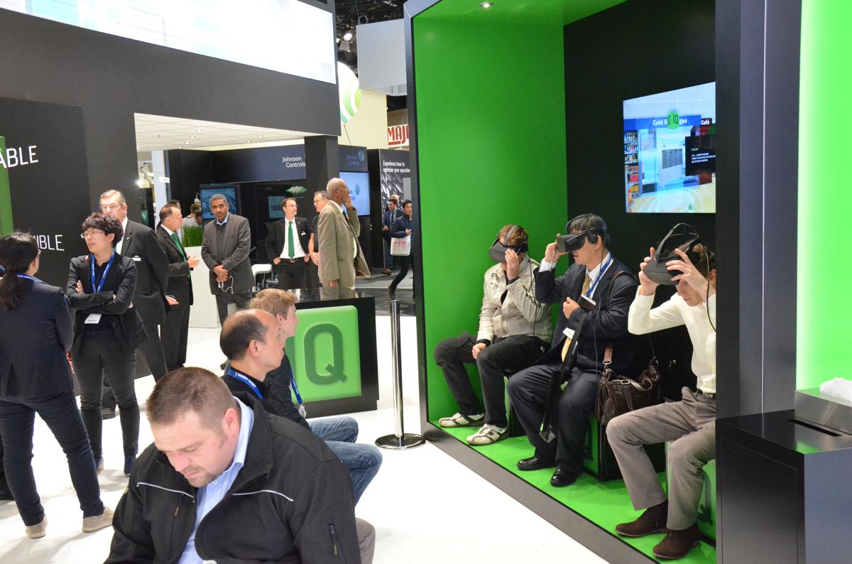 VR Raum auf dem Messestand von Bitzer mit 3 Benutzern