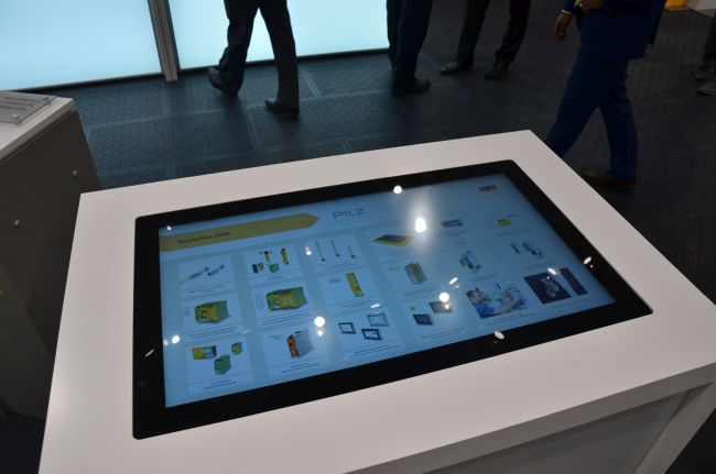 Touch Table Präsentation mit digitalem Produktkatalog für PILZ von commalive