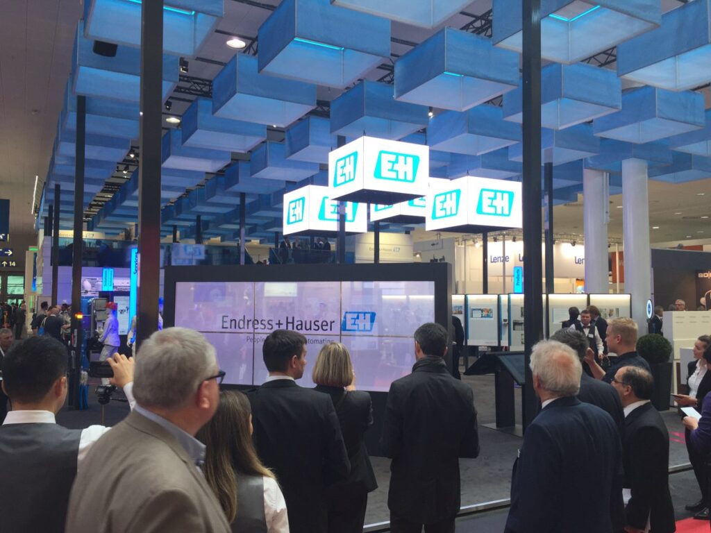 Messestand von Endress + Hauser mit Logo-Bespielung auf holografischen OLED Displays