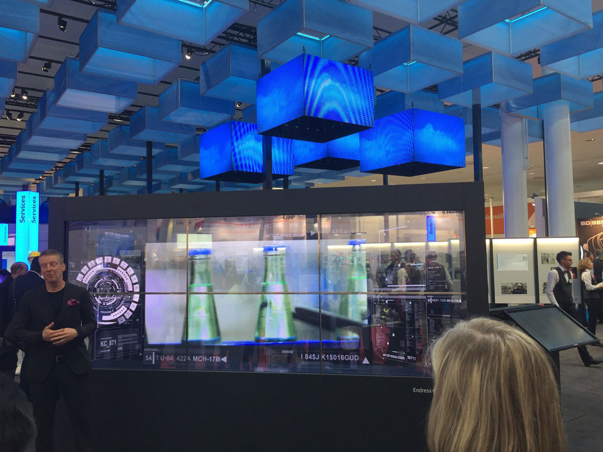 Großes Holografisches Display für den Messestand von Endress + Hauser mit Präsentation durch Moderator