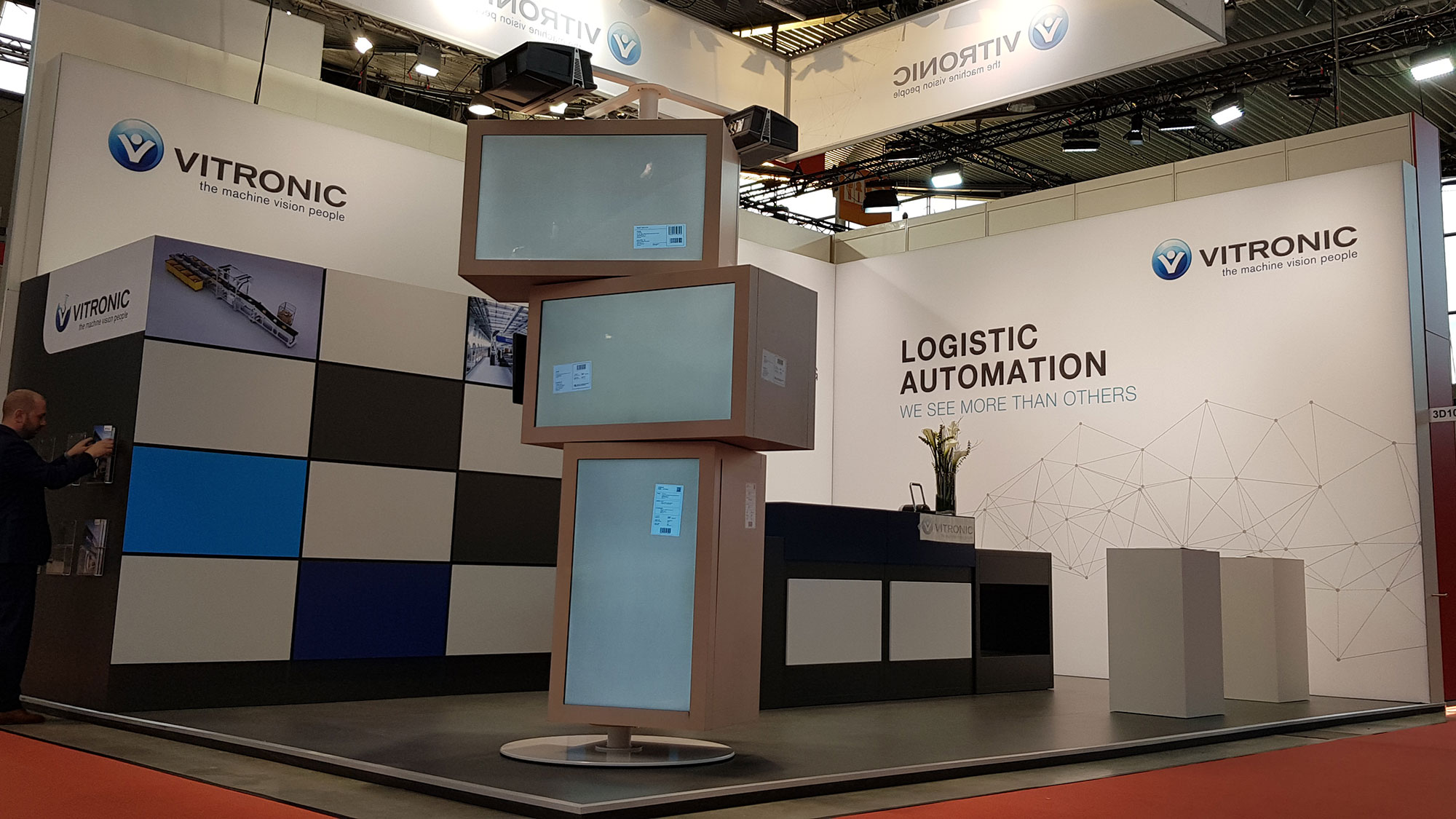 Messestand von Vitronic mit interaktiver Präsentation von commalive